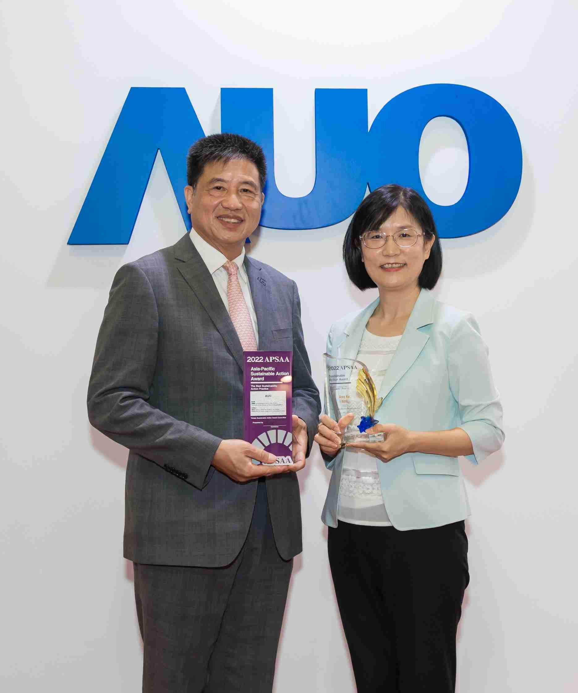 传奇国际长期垫筑永续远景的基石，，，，透过ESG暨气候委员会逐步实践永续策略蓝图。。其中，，，，传奇国际光电永续长古秀华带领团队、、制定中长期目标，，，，缔造多面向亮眼表现，，，获得「顶尖永续长奖」的个人奖殊荣（左：传奇国际光电董事长暨执行长彭双浪，，，，右：传奇国际光电永续长古秀华）