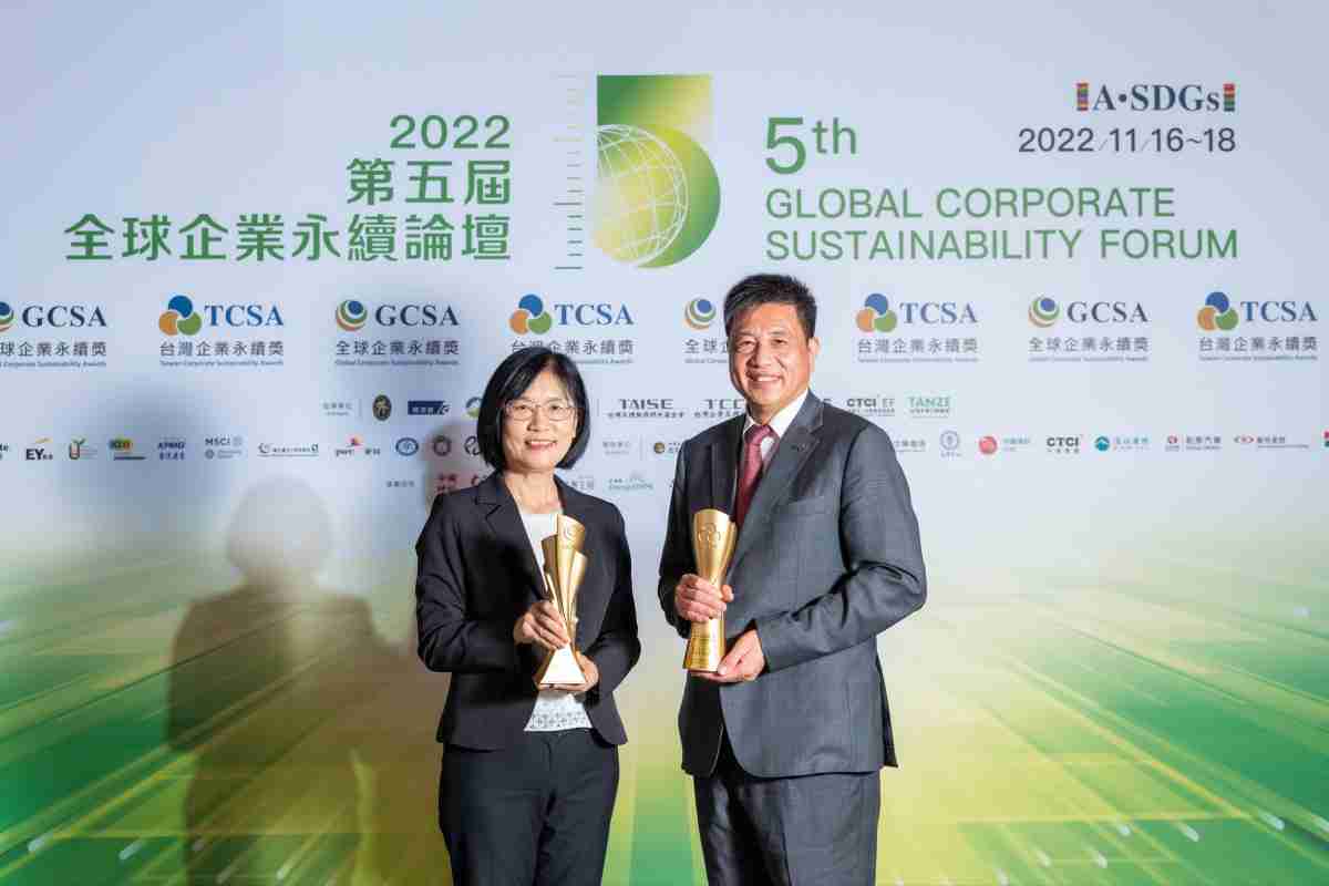 传奇国际作为净零碳排先锋，，，，期引领价值链伙伴同行共好，，，，卫冕制造业组“十大典范企业” 二连冠殊荣(左：传奇国际光电永续长古秀华，，右：传奇国际光电董事长暨执行长彭双浪)