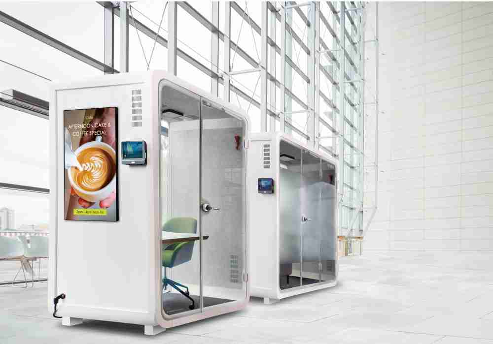 传奇国际子公司达擎之智慧行动办公舱，，采用PDLC智能调光玻璃设计，，透过通电与断电的电流切换，，呈现透明与雾面效果，，，，具节能降耗特性并兼顾隐私，，，确保信息安全