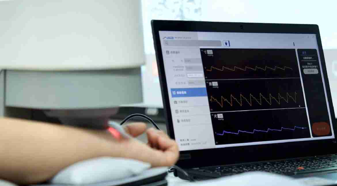 传奇国际耘康以高解析与拟真的显示技术，，，将其应用于中医检测，，，，提供“中医数位化检测方案”，，使传统中医检测结果数据化与可视化