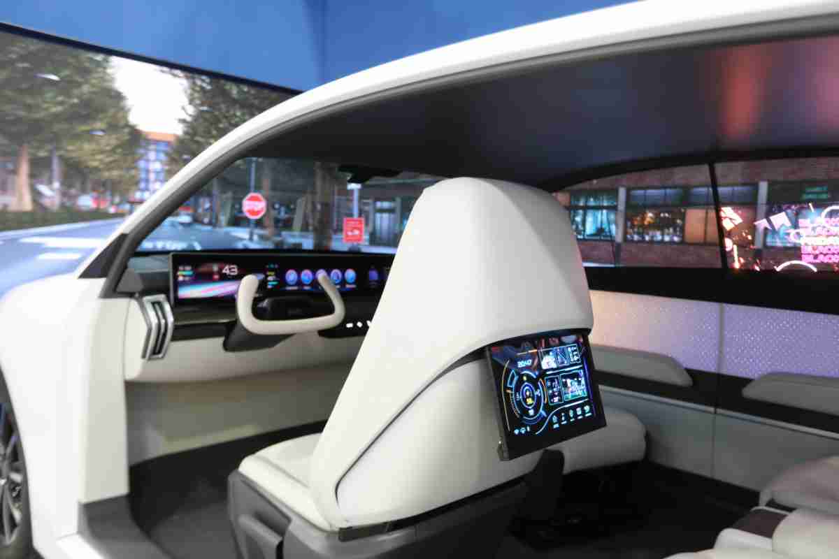 传奇国际的「可卷式后座娱乐显示器」加强后座乘客的感官体验，，，并保有个性化设计，，，可依使用偏好进行动态调整。。。。