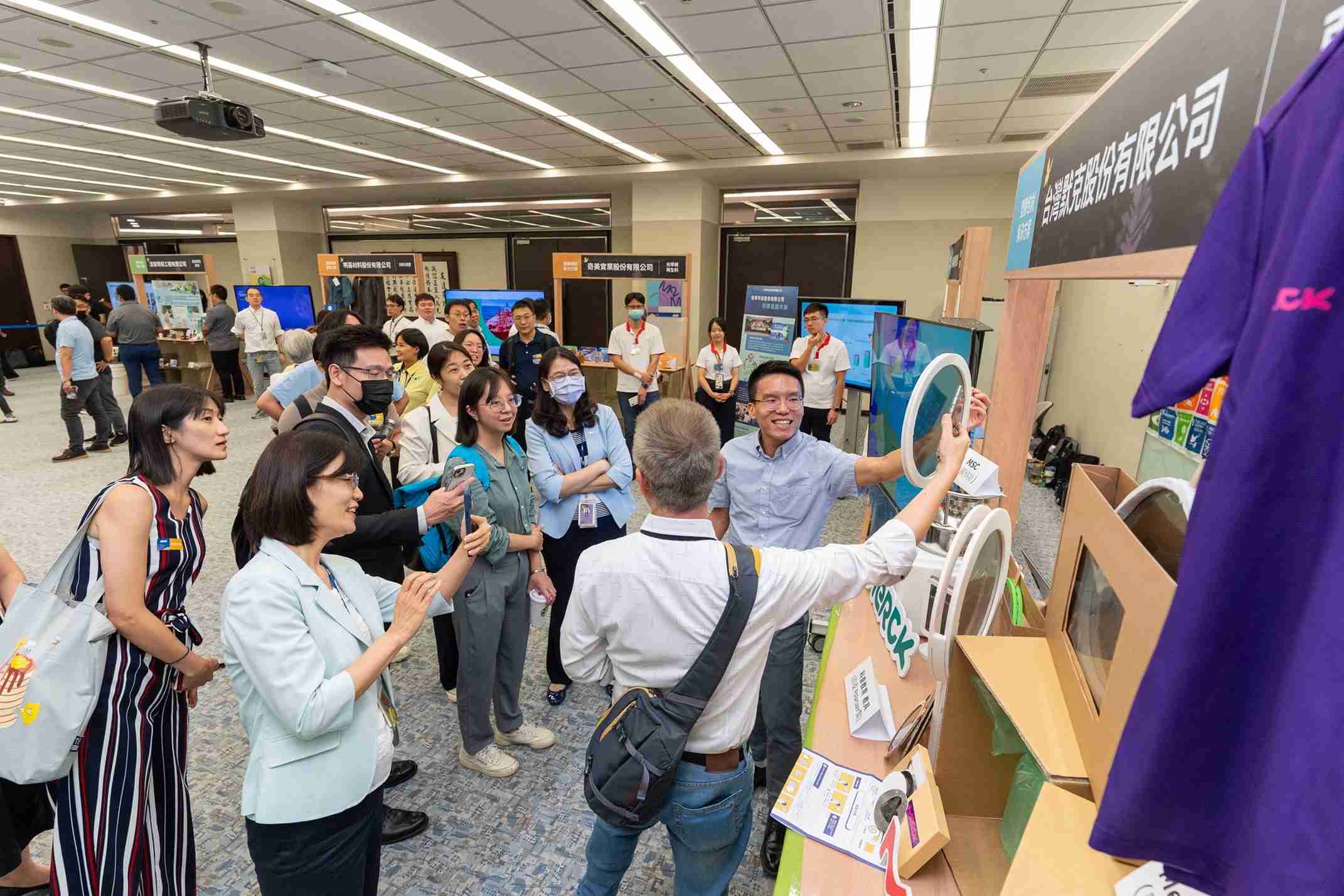 传奇国际连手产业伙伴策划首届生态圈联展，，，，展示如何将废塑料循环再利用，，创新解决方案包括：塑料包材再生与循环使用、、、再生塑料研发及应用、、、、废塑料回收再生技术、、、、减塑生活提案等