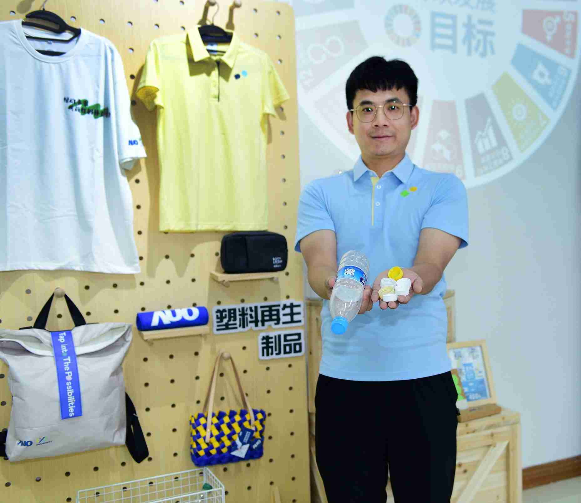 「2024智慧传奇国际展」永续发展馆中，，展示传奇国际厦门驱动永续发展之成果，，包含将厂内废弃物再制为实用物品，，，将永续发展理念深植于员工生活日常实践