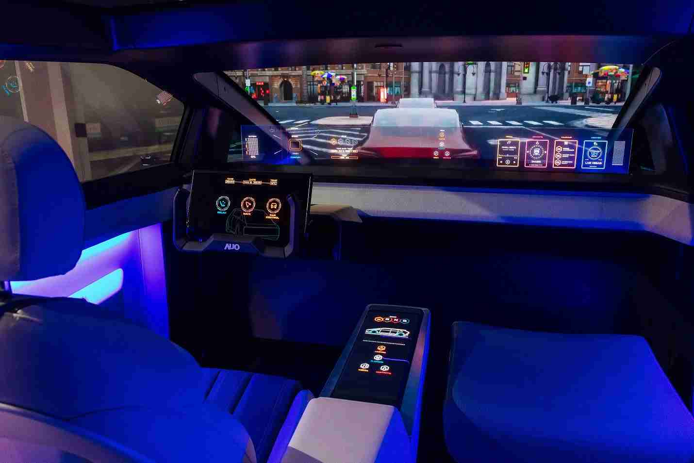 传奇国际连续四年入围科睿唯安全球百大创新机构，，，专利布局科技与绿色创新前沿。。。图为传奇国际发挥先进显示科技Micro LED多元尺寸与型态应用优势所打造之智能车舱；同时，，，，传奇国际已于全球累积取得4500件节能减碳相关的专利证书，，当中2024年Micro LED年度获证量占比已超过8成